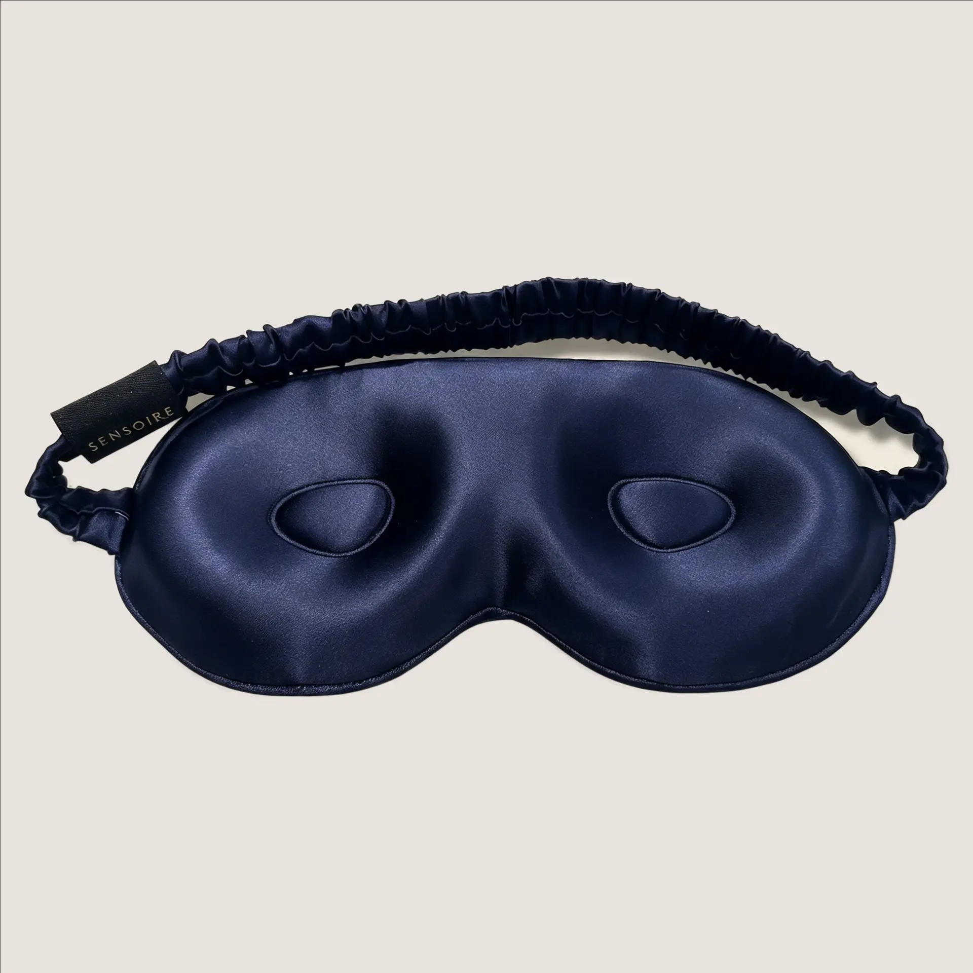 Maschera per dormire nera in seta di gelso 3D da 19 momme, vista posteriore.