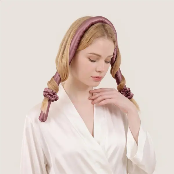 Vrouw met een mauvekleurige heatless curler van moerbeizijde en bijpassende scrunchies.