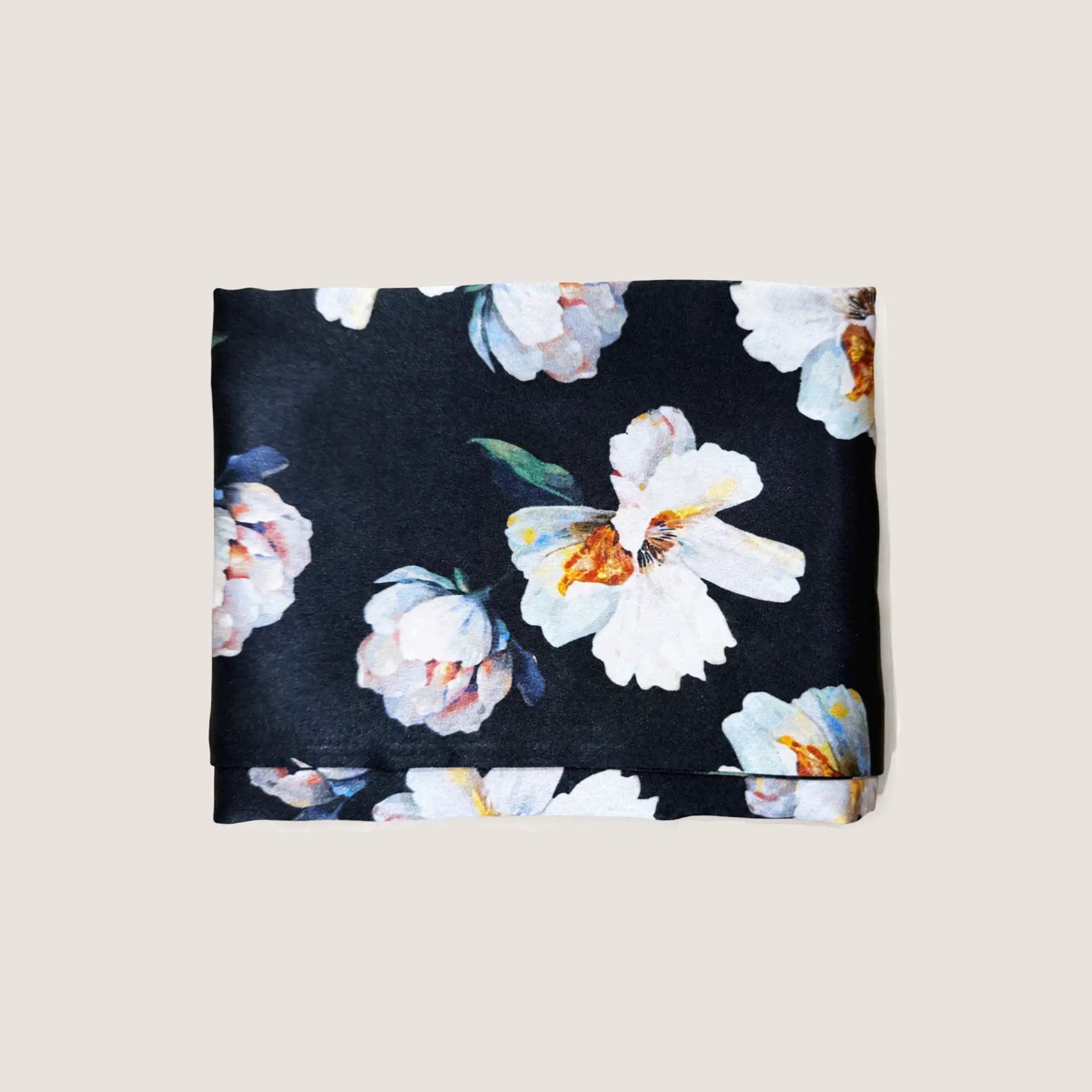 Kussensloop van moerbeizijde met Midnight Blossom-print