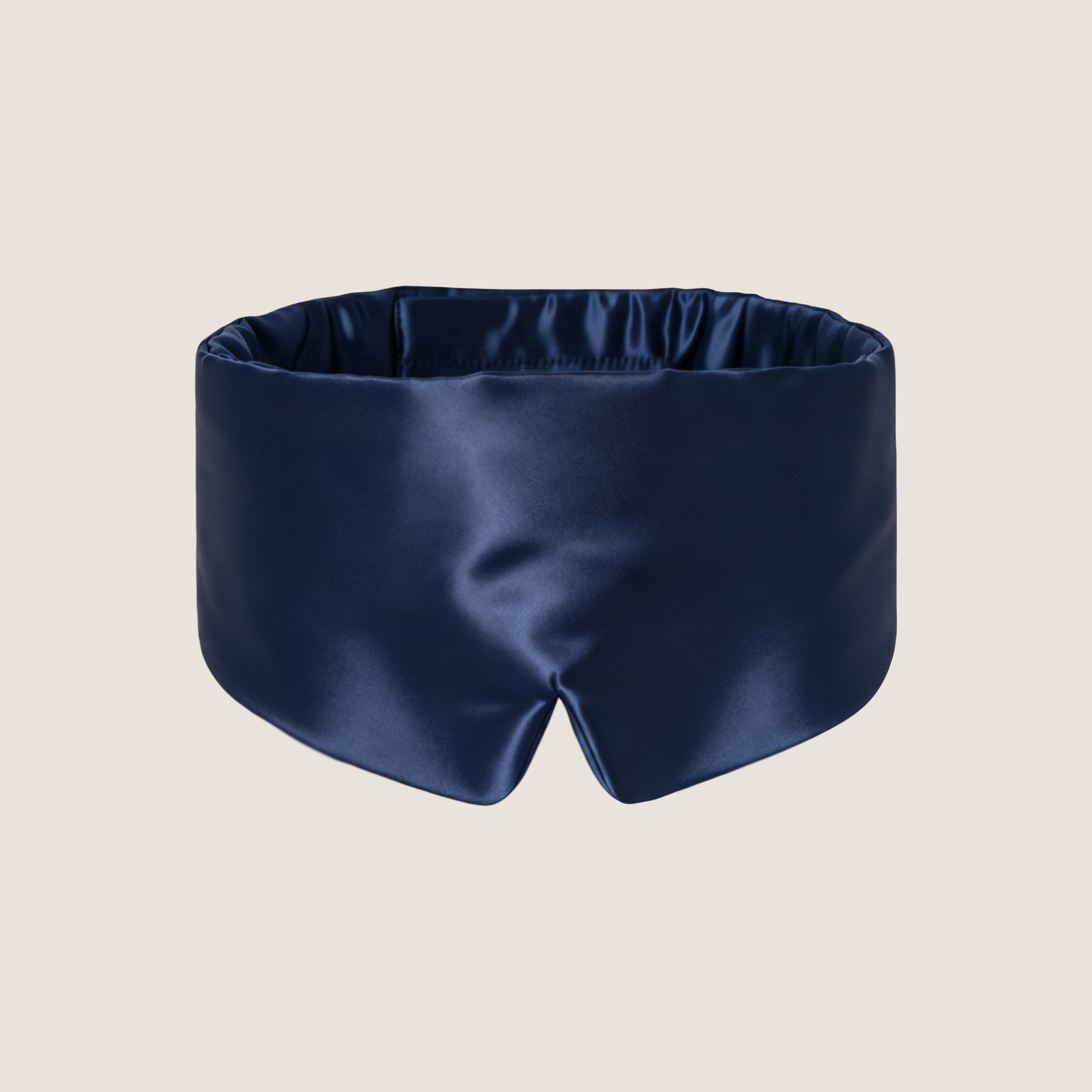 Maschera per dormire oversize in seta di gelso su morbida biancheria da letto