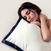22 momme kussensloop van pure zijde, gestyled in een rustige slaapkamer