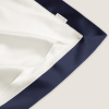 Detailopname van een kussensloop van 22 momme pure zijde, waarop het zachte zijden weefsel te zien is.