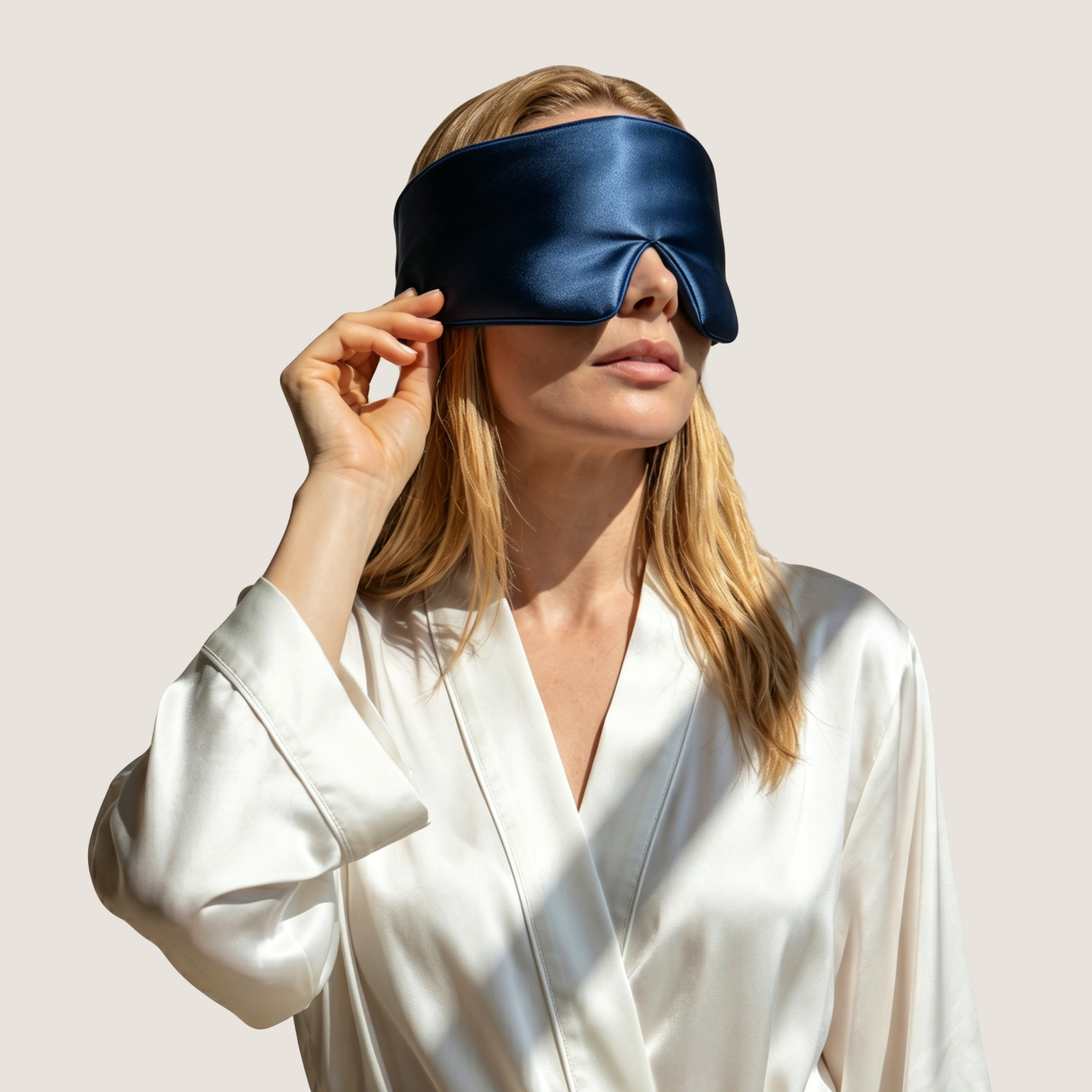 Donna che indossa una maschera per dormire di seta blu di grandi dimensioni