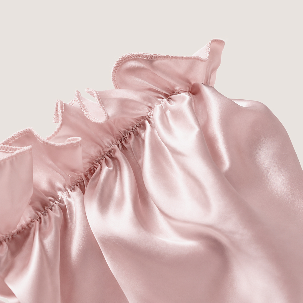 Slaapmuts van 19 momme, gemaakt van pure moerbeizijde, met een subtiele ruchesrand.