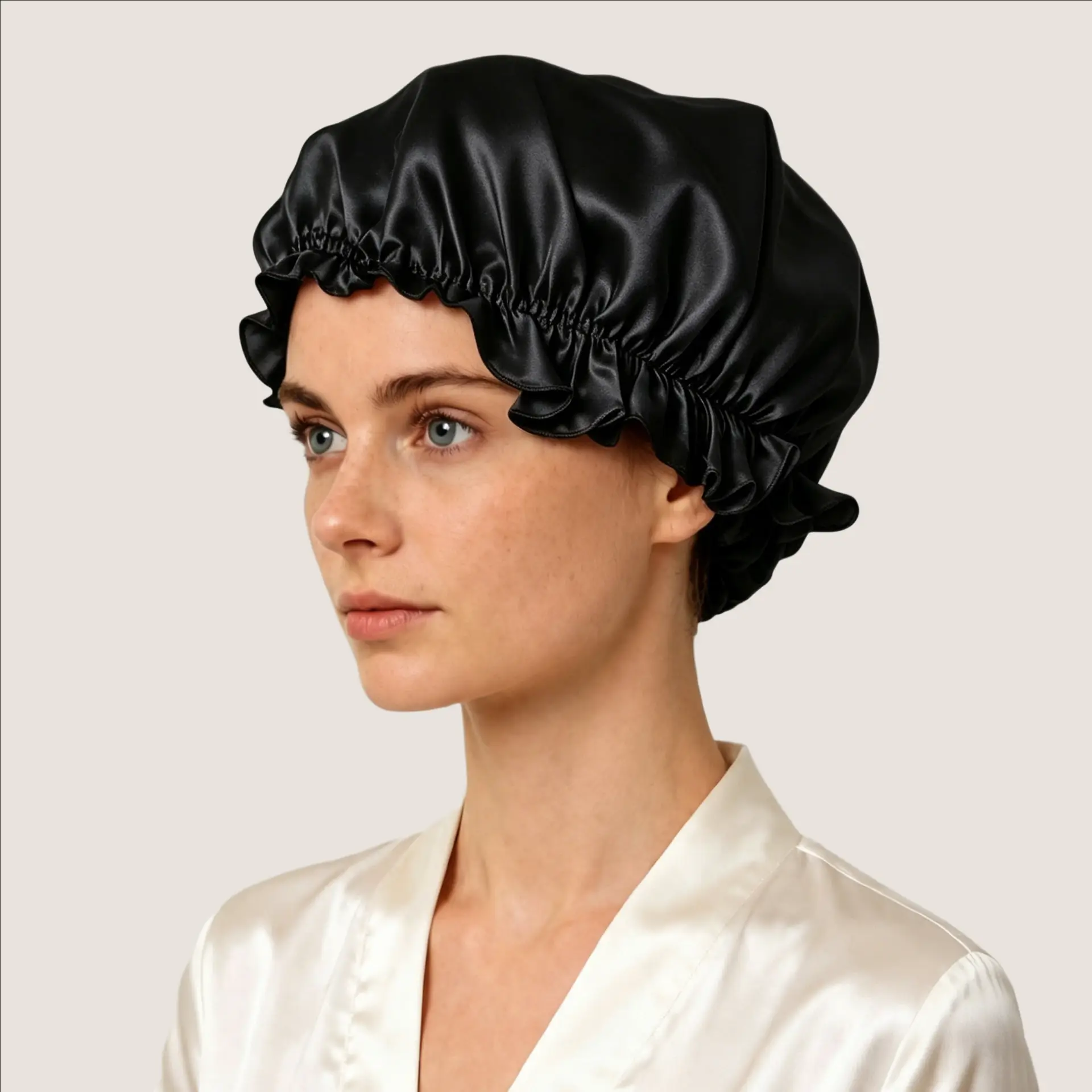 Vrouw met een zwarte zijden slaapmuts met een ruchesrand