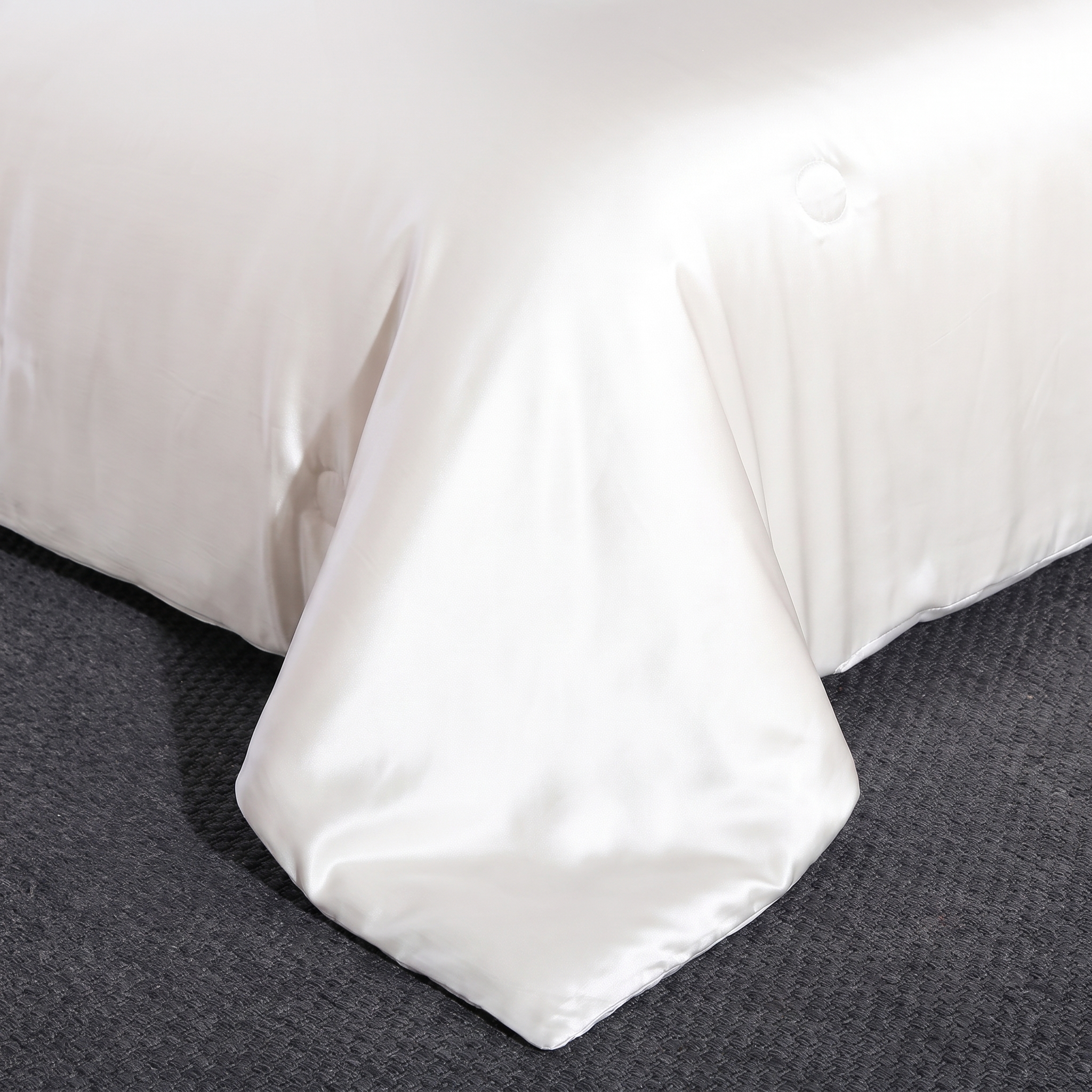 Couette en soie de mûrier blanche sur un lit baigné d'une douce lumière naturelle