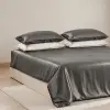Détail du tissage d'une parure de lit en soie de mûrier gris argenté