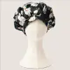 Midnight Blossom slaapmuts van moerbeizijde Grade 6A op een modelhoofd