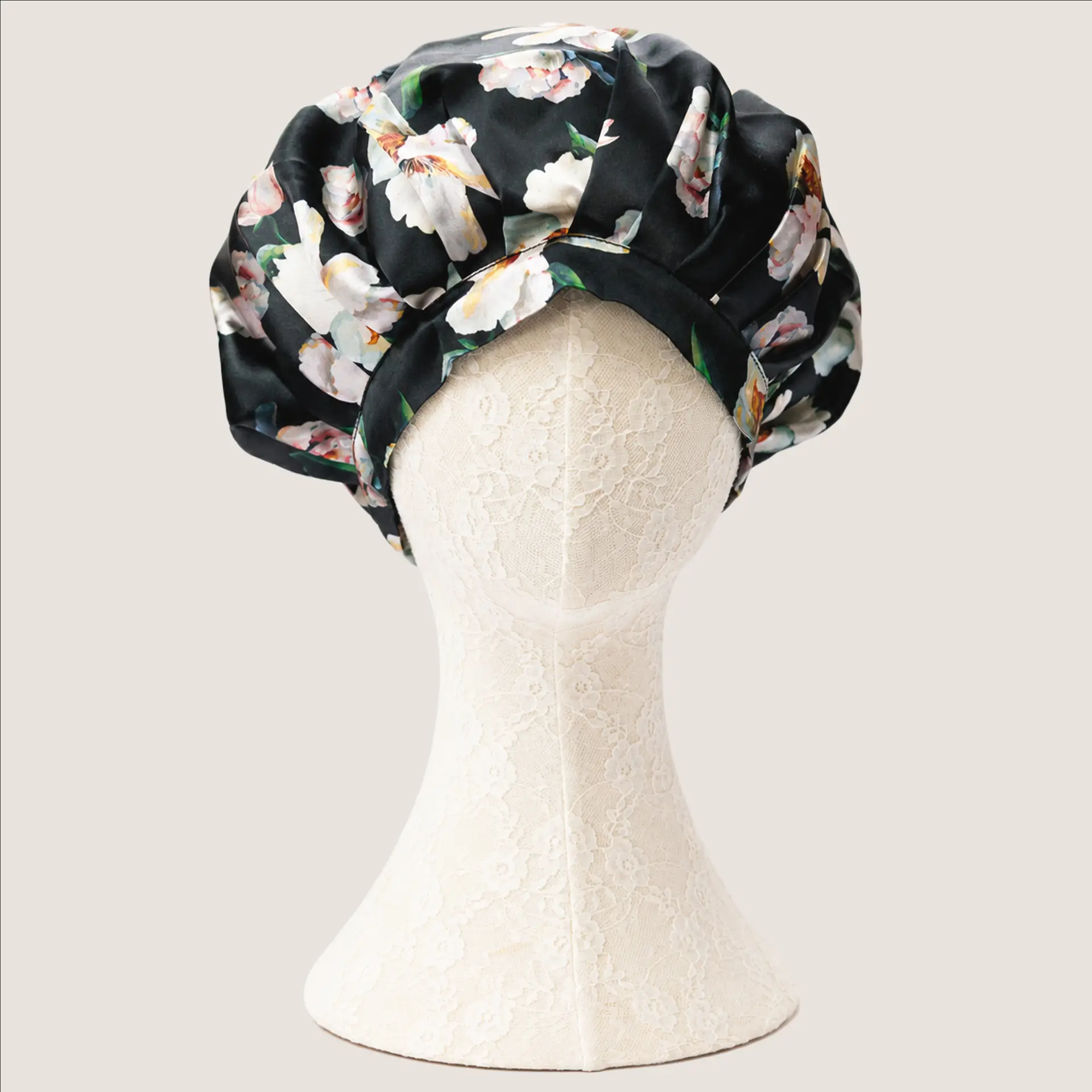 Midnight Blossom slaapmuts van moerbeizijde Grade 6A op een modelhoofd