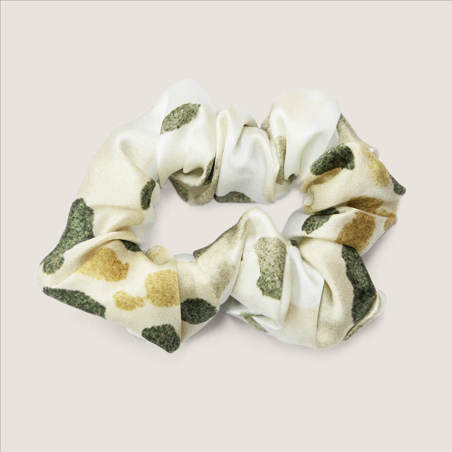 Scrunchie van moerbeizijde met luipaardprint