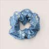 Blauwe scrunchie met bloemenprint van moerbeizijde (19 momme) uit de cadeauset.