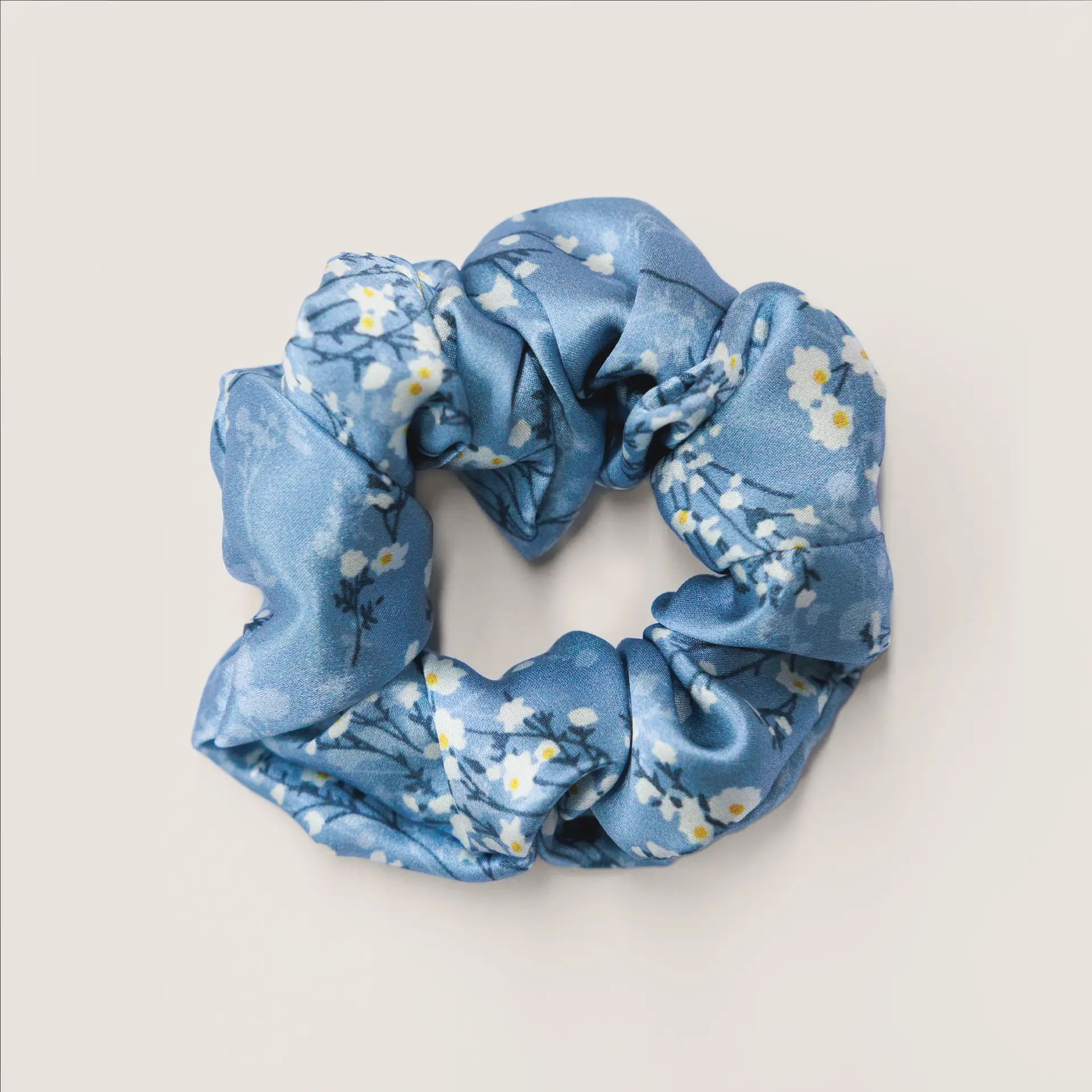 Blauwe scrunchie met bloemenprint van moerbeizijde (19 momme) uit de cadeauset.