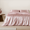 Roze zijden kussenslopen op een bed