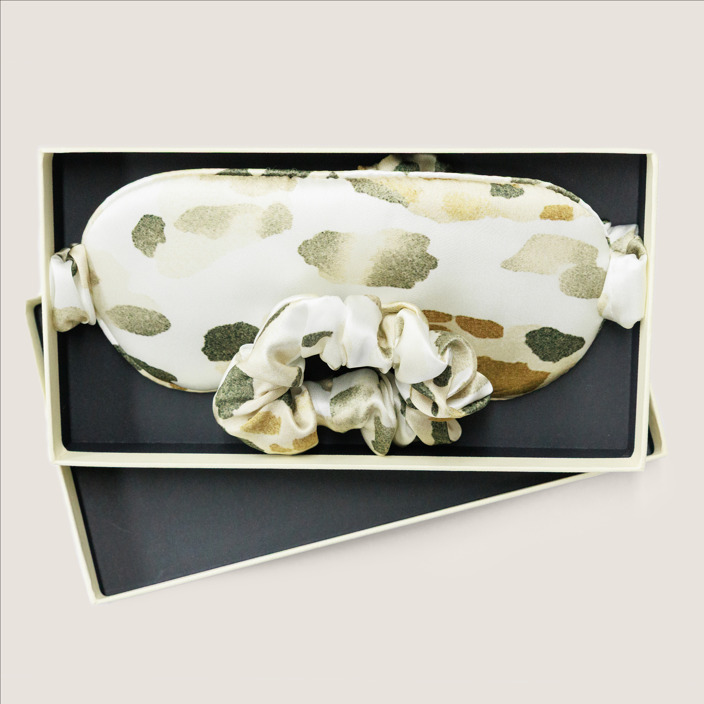 Set met oogmasker en scrunchie van moerbeizijde met luipaardprint in een doos