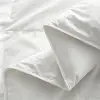 Primer plano de un edredón relleno de seda que muestra el suave tejido