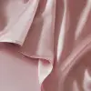 Gros plan sur une parure de lit en soie de mûrier 22 momme montrant la douceur du tissage de la soie