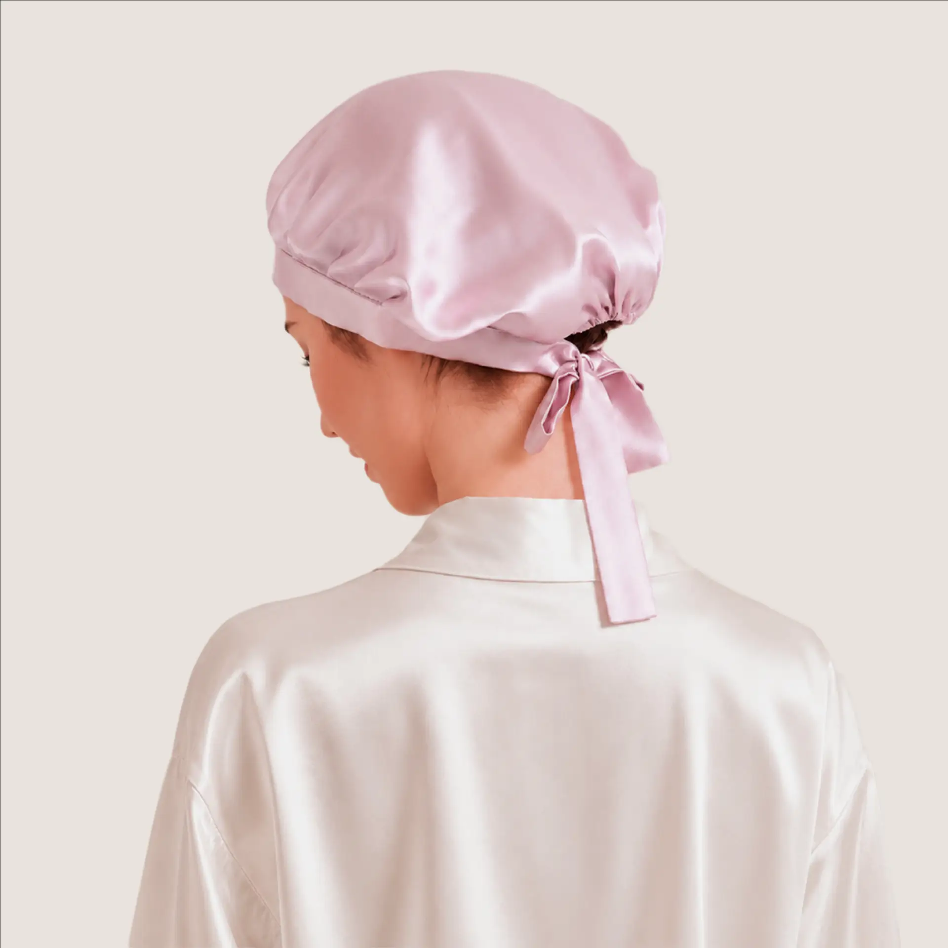 routine per capelli sani con cuffia da notte in seta