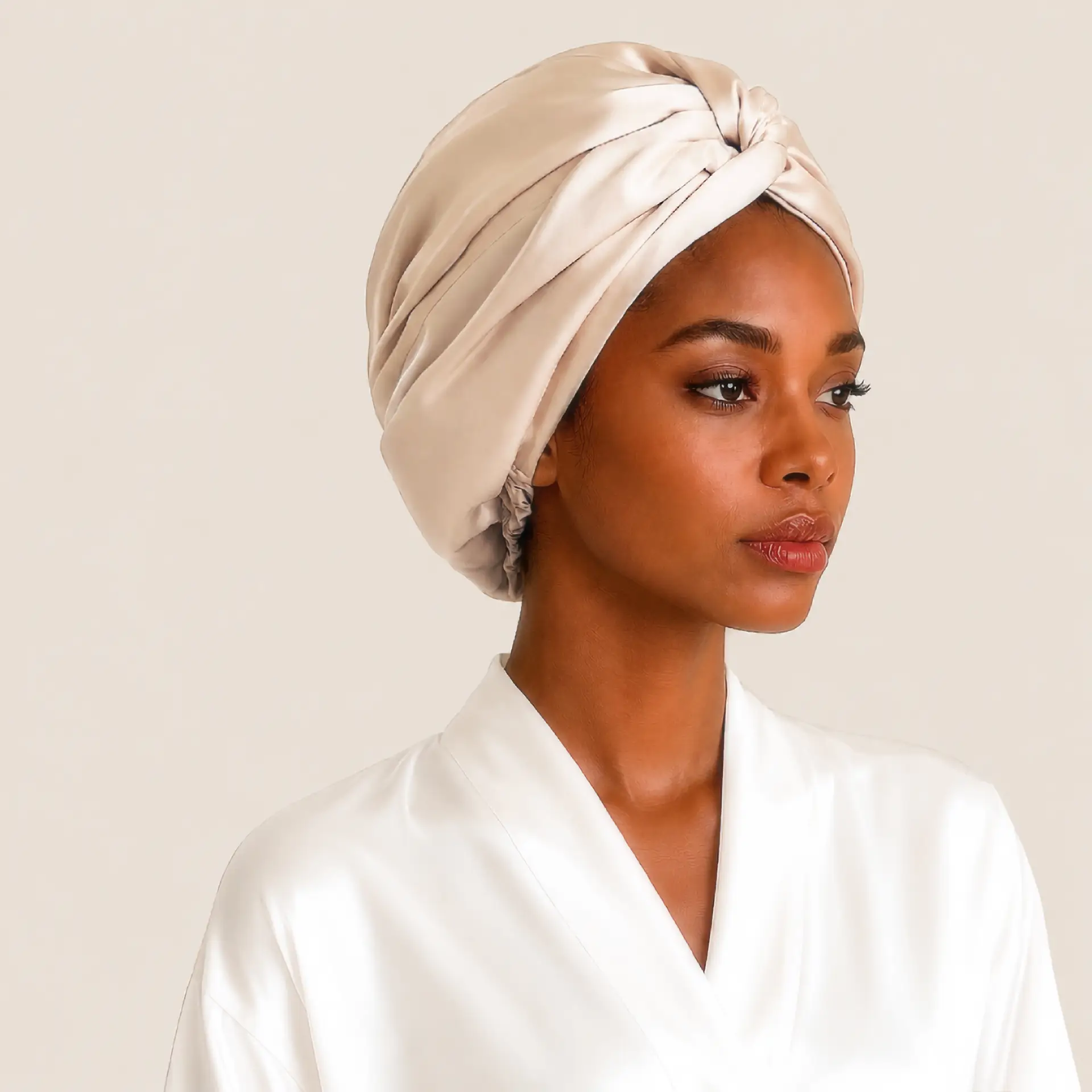 Modella con cuffia a turbante in seta