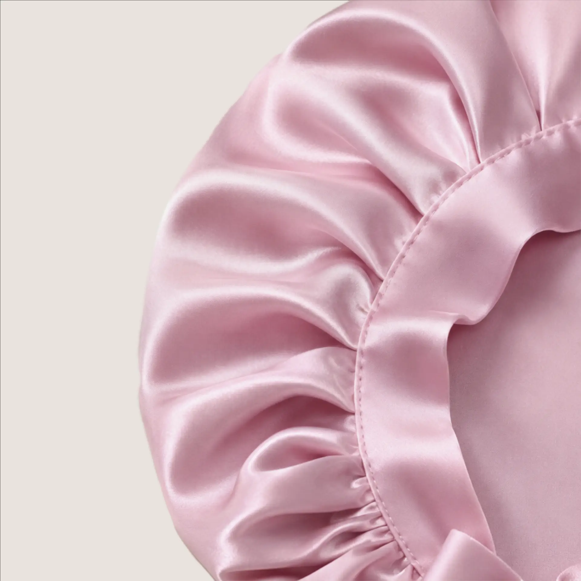 Primo piano di una cuffia di seta rosa