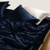 Parure de lit en soie de mûrier 22 momme bleu marine nuit, dans une chambre apaisante