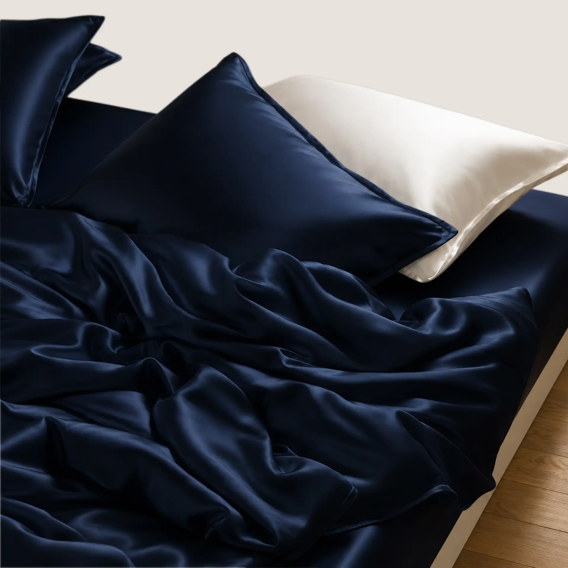 Parure de lit en soie de mûrier 22 momme bleu marine nuit, dans une chambre apaisante