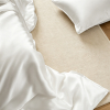 Gros plan sur une parure de lit en soie de mûrier 19 momme montrant la douceur du tissage de la soie