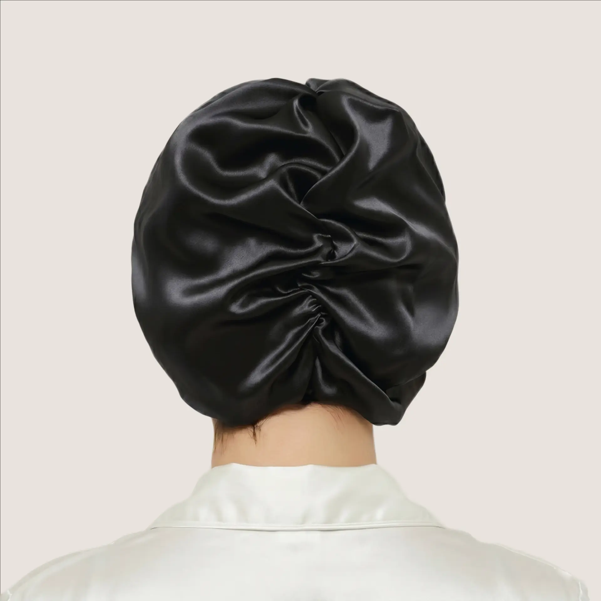 Gorro de seda en negro, vista trasera