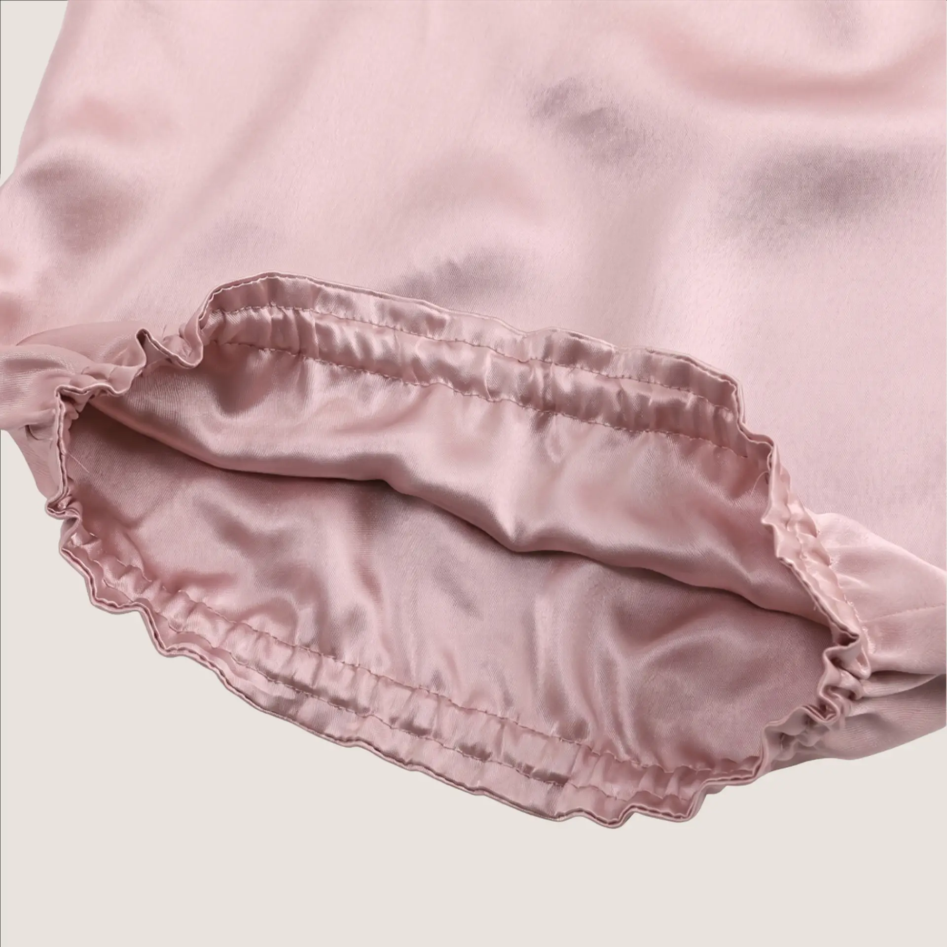 Zachte roze zijden muts, close-up