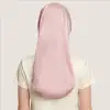 Model met een zijden slaapmuts voor lang haar