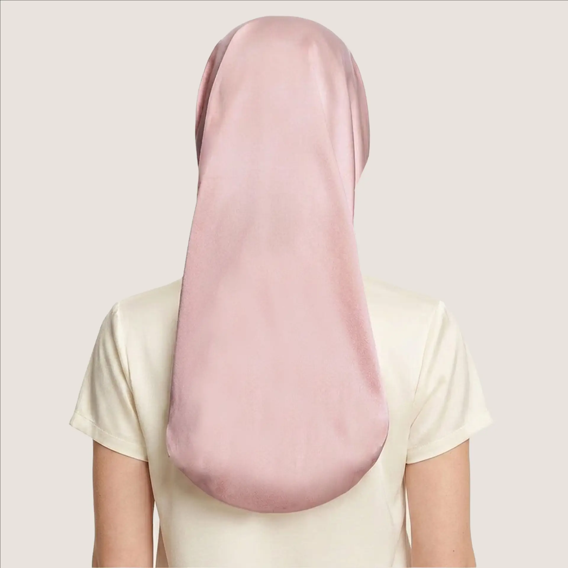 Model met een zijden slaapmuts voor lang haar