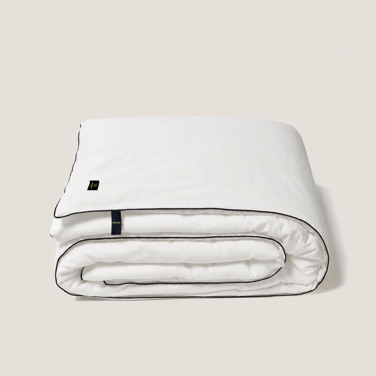Couette ivoire garnie de soie, pliée