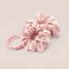 Set roze scrunchies van moerbeizijde in de maten groot, middel en klein