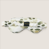 Achterzijde van de set met oogmasker en scrunchie van moerbeizijde met luipaardprint