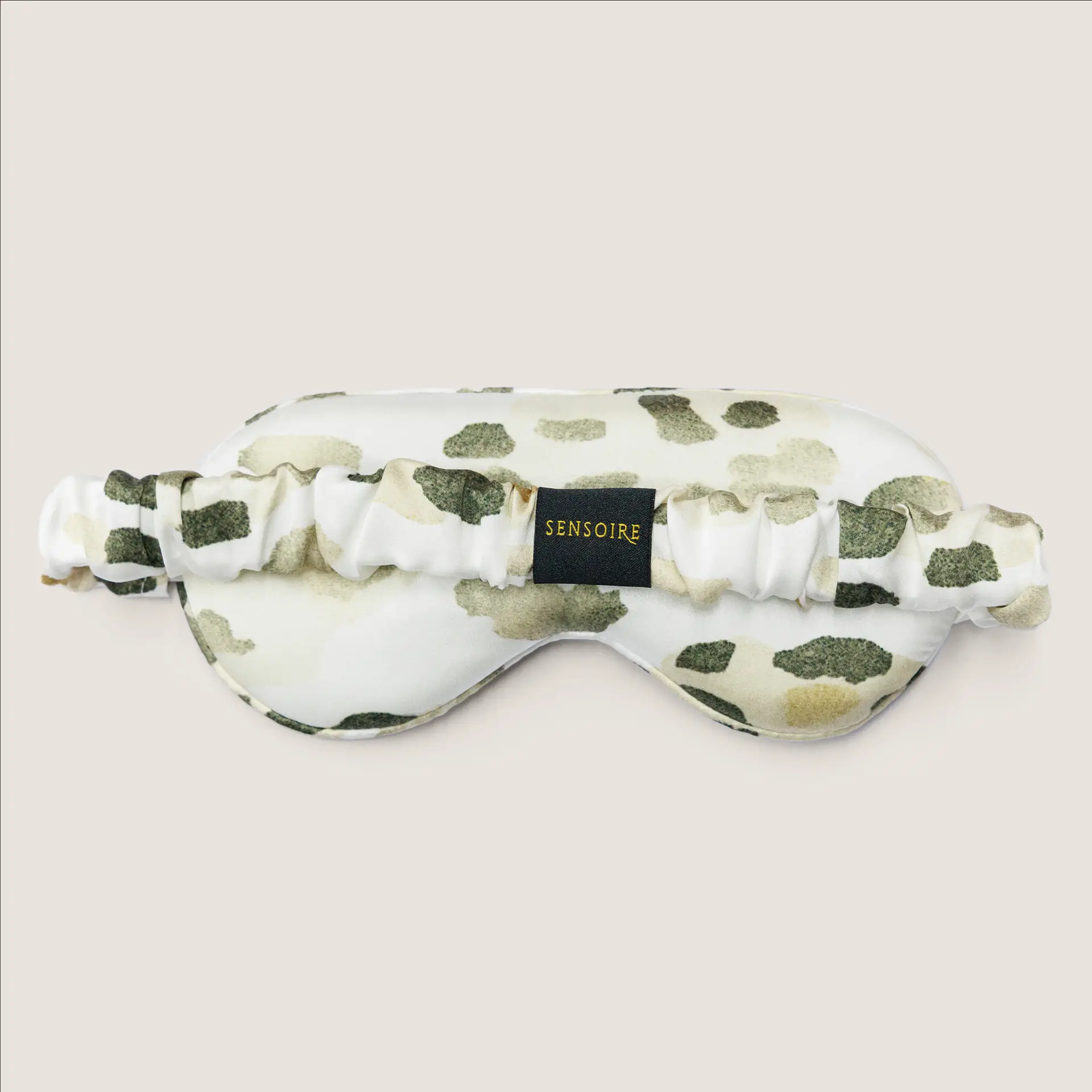Achterzijde van de set met oogmasker en scrunchie van moerbeizijde met luipaardprint