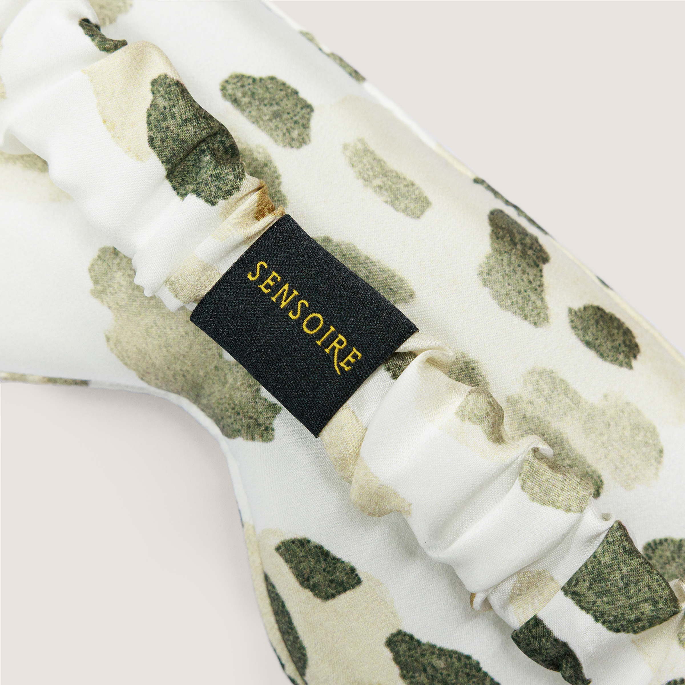 Set met oogmasker en scrunchie van moerbeizijde met luipaardprint, met logo