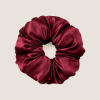 Bordeauxrode scrunchie van moerbeizijde om mee te slapen, met een zachte zijdevulling