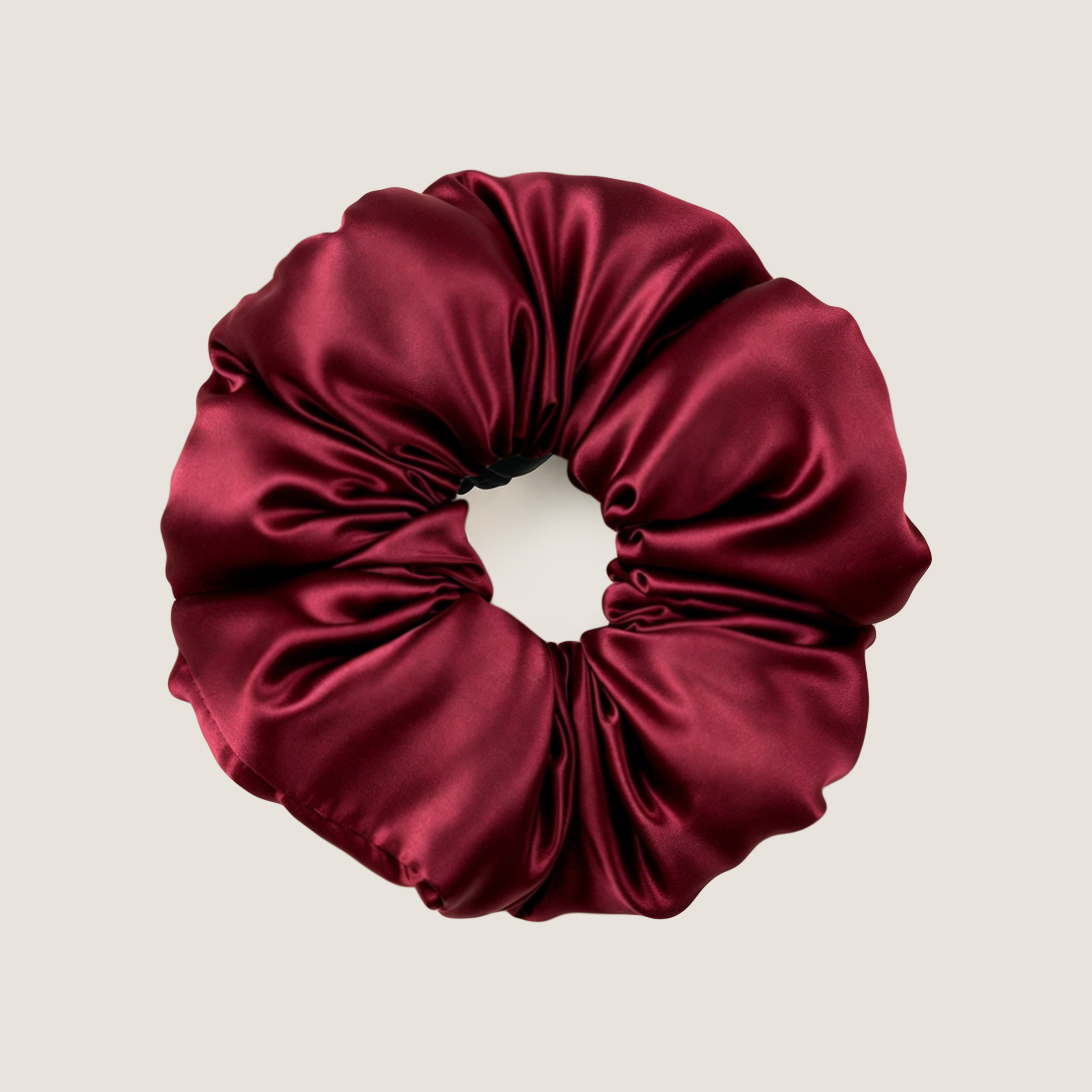 Bordeauxrode scrunchie van moerbeizijde om mee te slapen, met een zachte zijdevulling