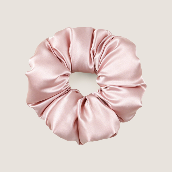 Poederroze gevulde scrunchie van moerbeizijde om mee te slapen