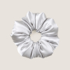 Zilverkleurige scrunchie van moerbeizijde om mee te slapen, met een zachte zijdevulling