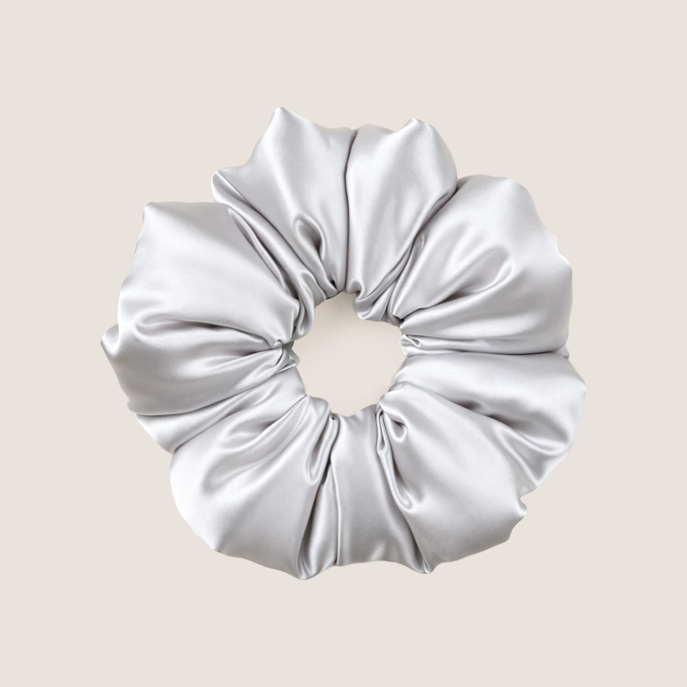 Zilverkleurige scrunchie van moerbeizijde om mee te slapen, met een zachte zijdevulling