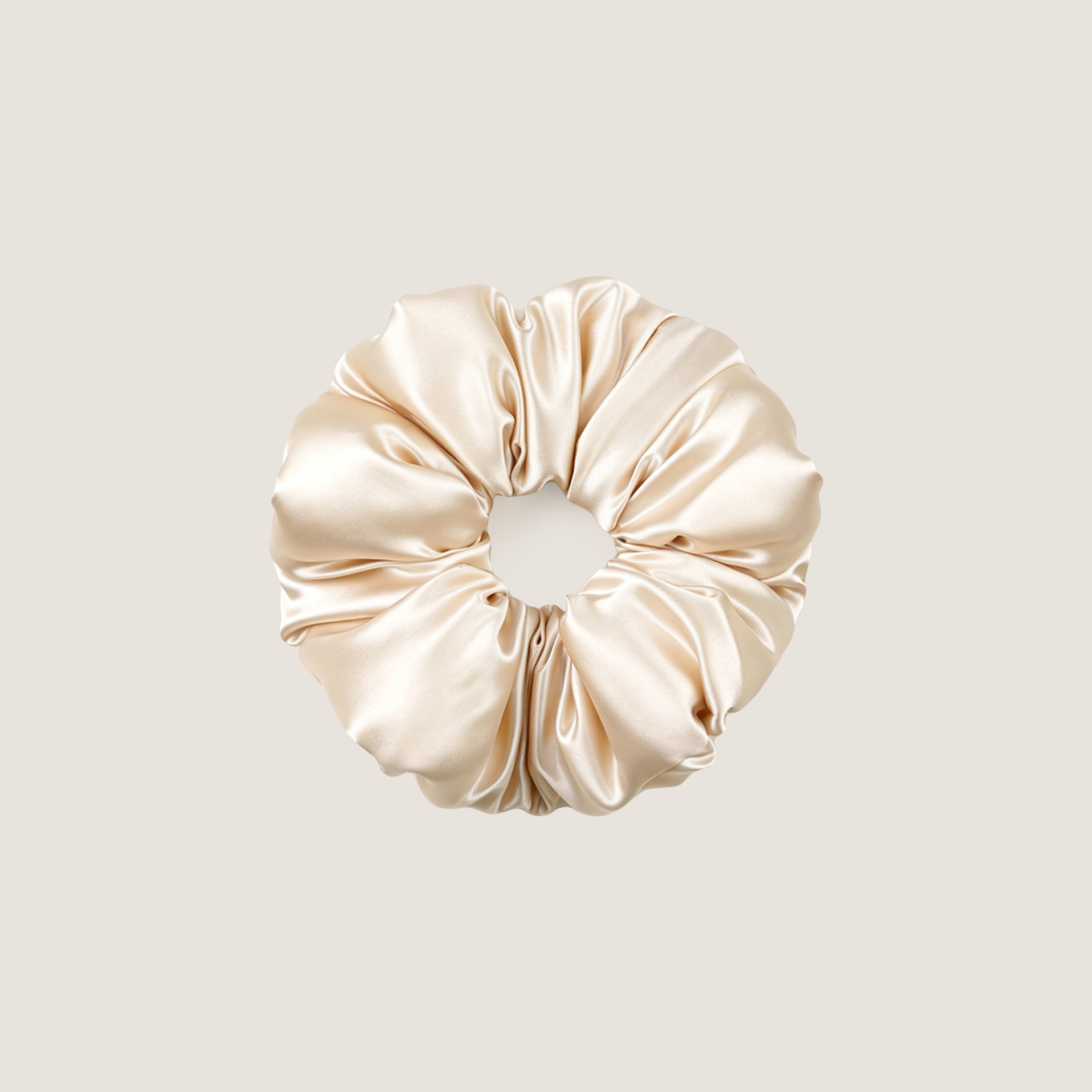 Champagnekleurige moerbeizijden scrunchie om mee te slapen