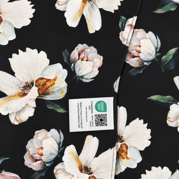 Midnight Blossom-print op een zijden kussensloop, close-up