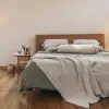 Manta de lino francés marfil sobre ropa de cama de lino gris suave