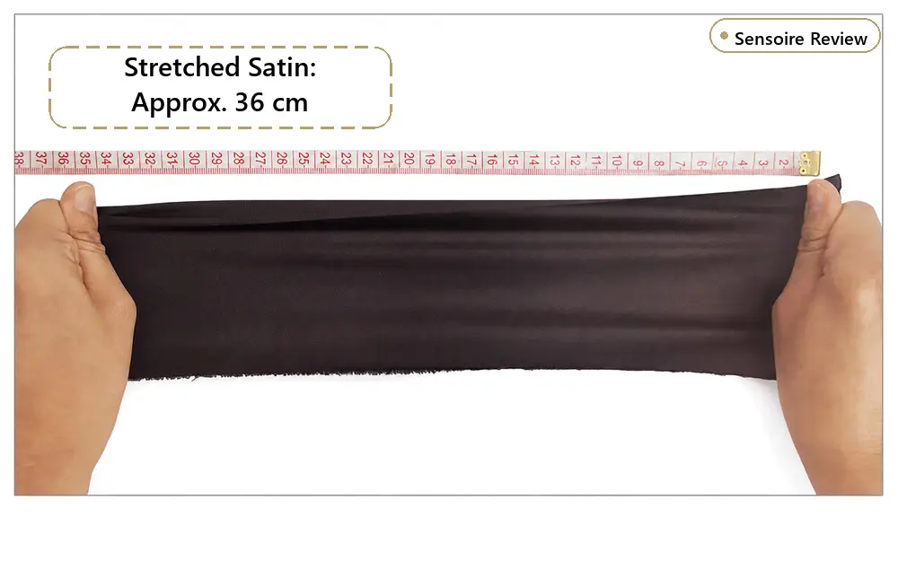 Échantillon de satin noir étiré à la main jusqu'à environ 36 centimètres