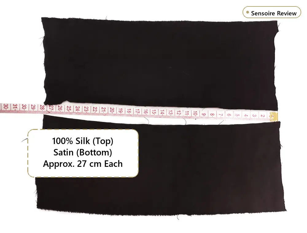Échantillon de soie noire superposé à un échantillon de satin noir, chacun mesurant environ 27 centimètres avant étirement.