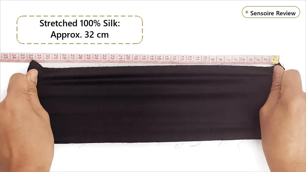 Échantillon 100 % soie noire étiré à la main jusqu'à environ 32 centimètres