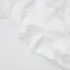 Nahaufnahme eines weißen Bambus-Lyocell-Bettlakenstoffs, der seine glatte, seidige Textur zeigt.