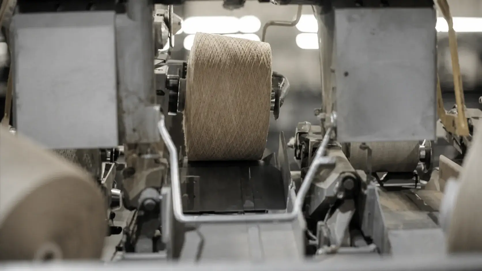 Hilo color lino pasando por maquinaria textil