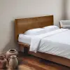 Weiße Kissenbezüge aus Bambus-Lyocell auf einem ordentlich gemachten Bett in einem ruhigen, neutralen Schlafzimmer