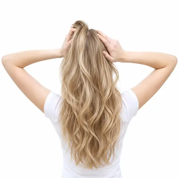 Vrouw die lang, golvend blond haar uit haar nek tilt